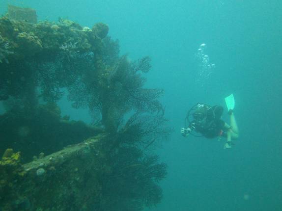 Explorando o naufrágio Lesleen M, em Soufriere, sul de Santa Lúcia, no Caribe